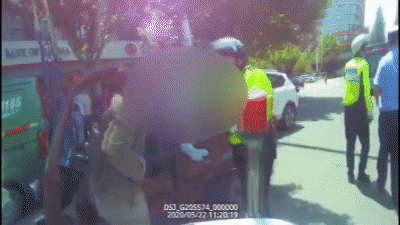 【每日平安160】暴躁大爷违规左转未果脱裤袭警,外卖小哥为赚外快散发涉黄卡片